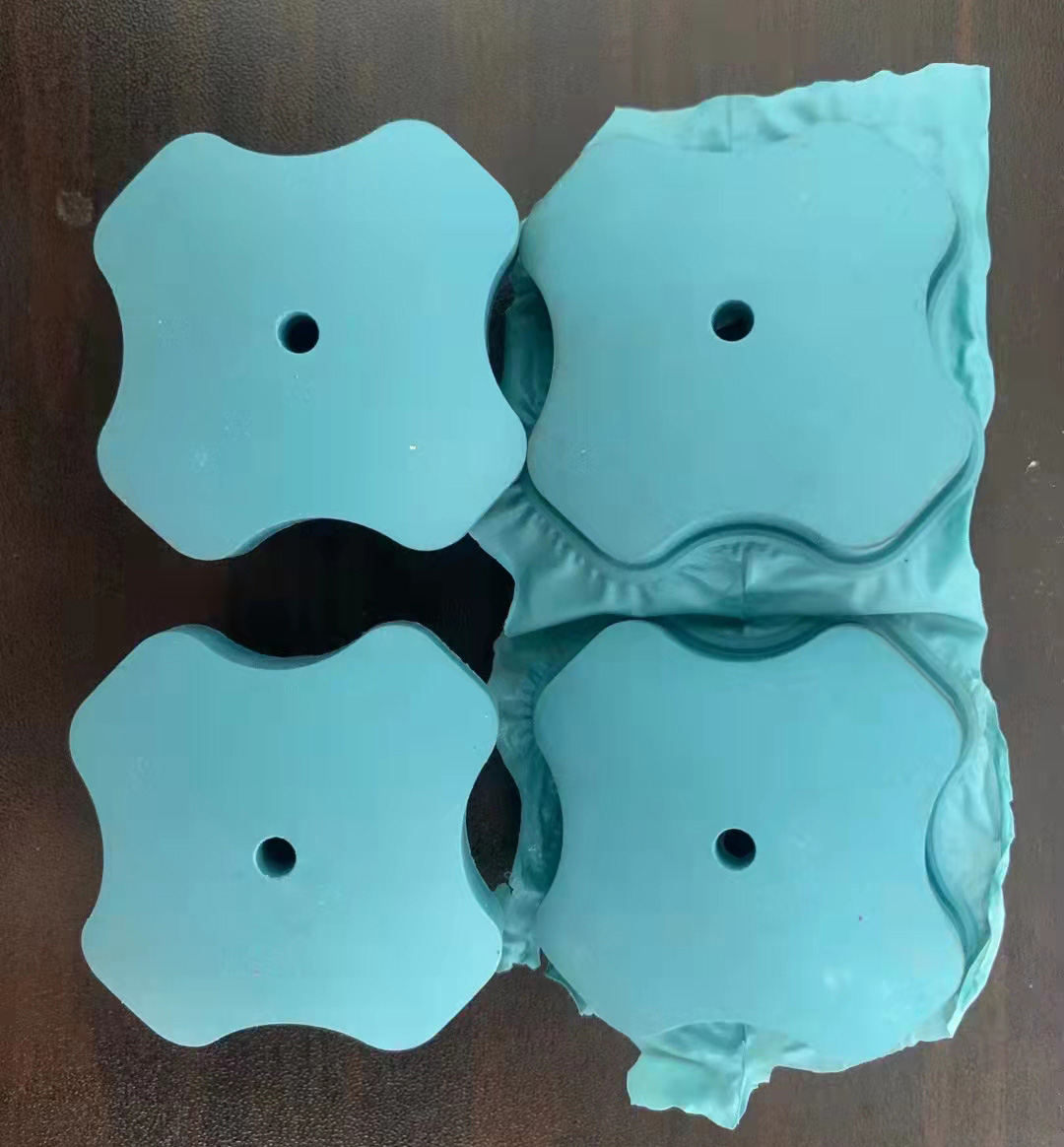 橡胶玩具修边